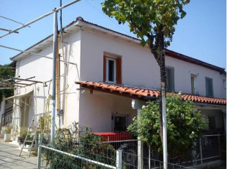 Μονοκατοικία, Ξυλόκαστρο