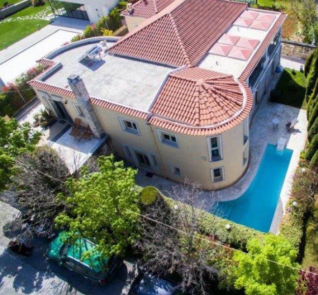 Detached House, Anoixi