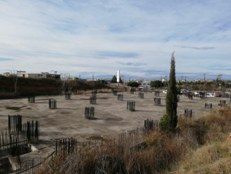 Αγροτεμάχιο με ημιτελές βιοτεχνικό κτίσμα, Πυλαία