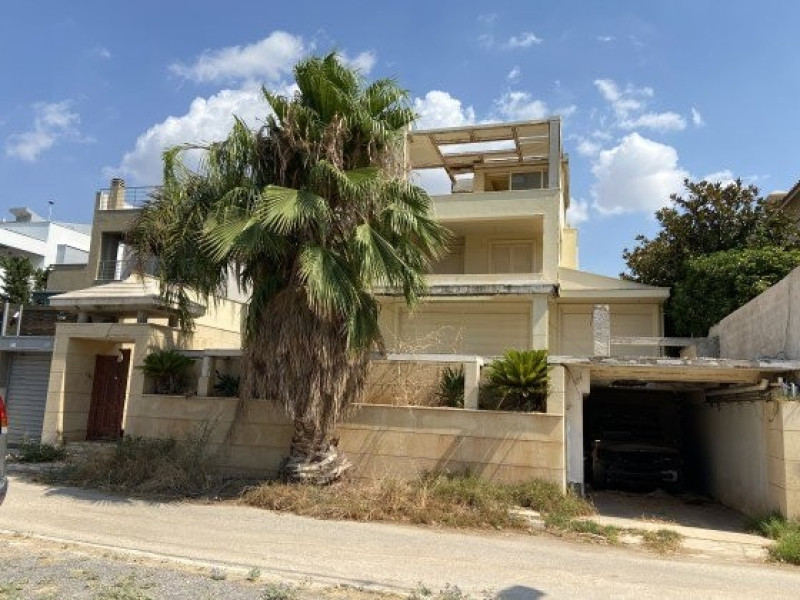 Unfinished Maisonette, Vari